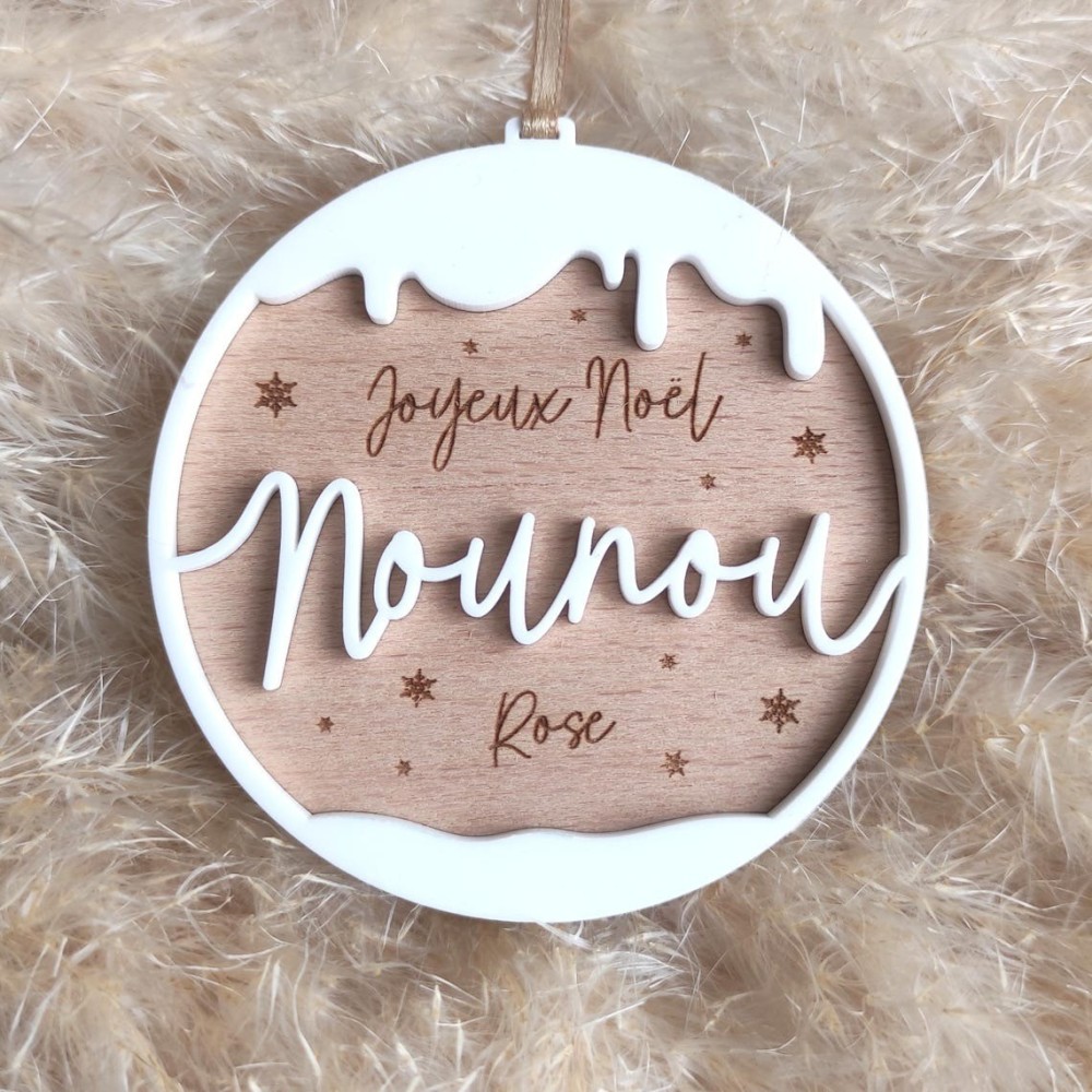 Boule de Noël personnalisée avec neige – Cadeau en bois pour Maîtresse ou Nounou