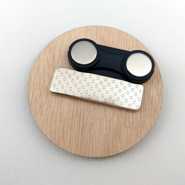 Badge logo aimanté en bois