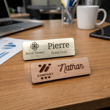 Badge logo aimanté en bois