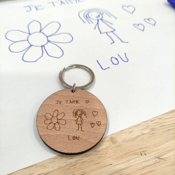 porte-clés dessin enfant gravé, idée cadeau fete des pères, fete des mères